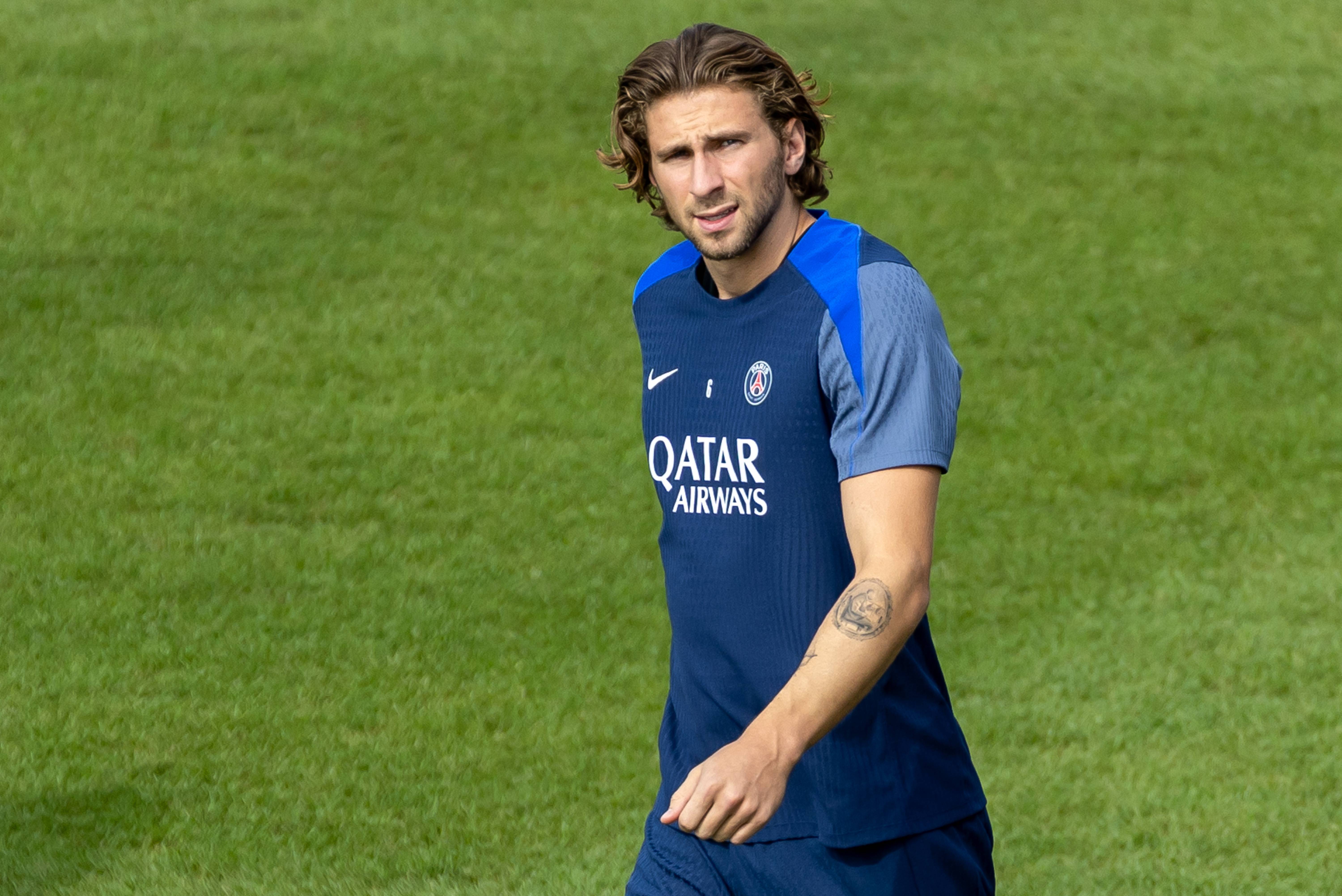 AG亚游app下载-巴黎圣日耳曼主帅披露德国足坛内幕，引发争议(巴黎圣日耳曼德国球员)